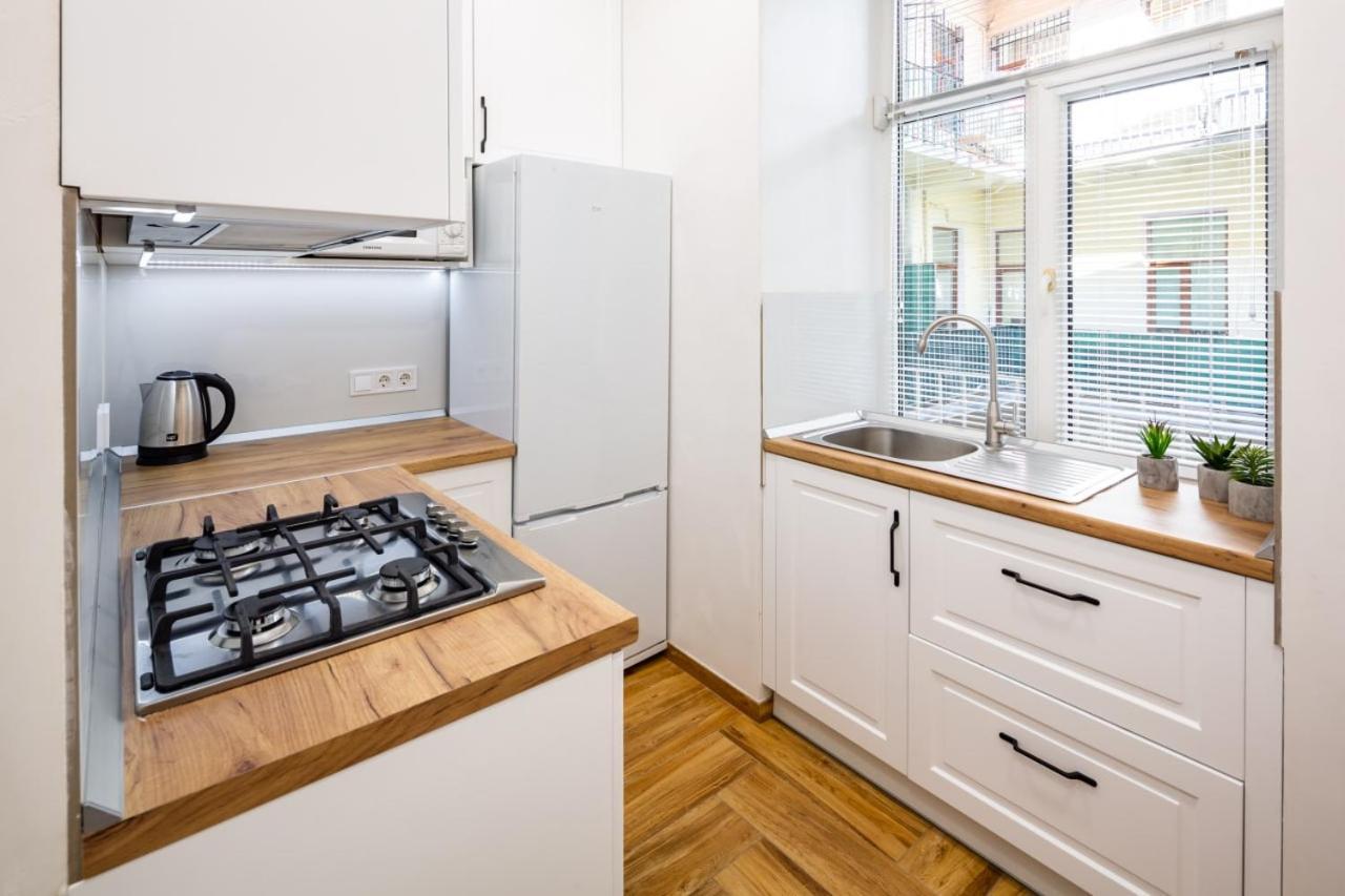 Three Bedroom Apartment On Rynok Square Lviv Exterior foto