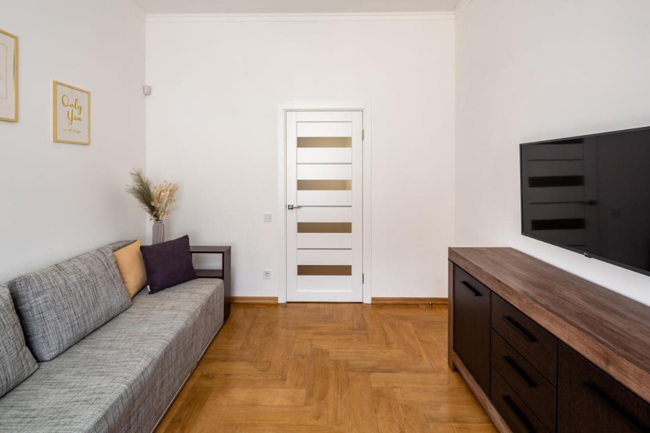 Three Bedroom Apartment On Rynok Square Lviv Exterior foto